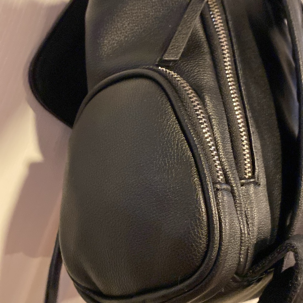 BNWT HOUSE OF HARLOW 1960 Chain Detail Faux Leather Black Women's Backpack - Picture 8 of 10